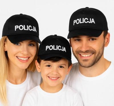 Czapka Policyjna z napisem DZD24556 Czarna czapka policjanta z daszkiem i napisem policja